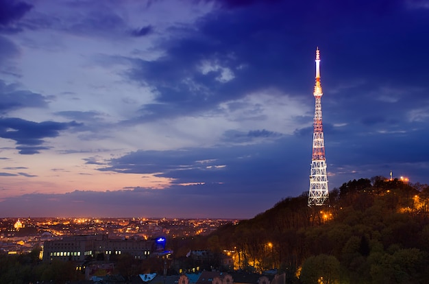 Visão noturna da cidade de Lviv da Europa Ocidental com torre de televisão, plano de fundo de arquitetura