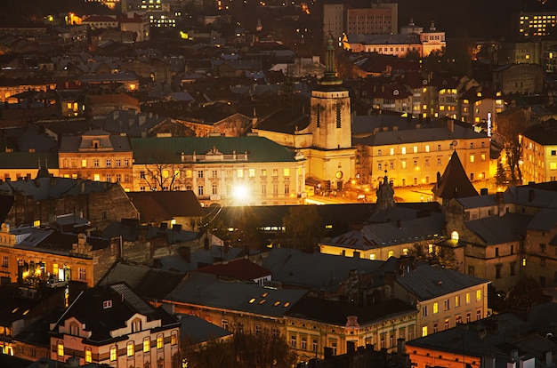 Visão noturna da cidade europeia de lviv, plano de fundo da arquitetura