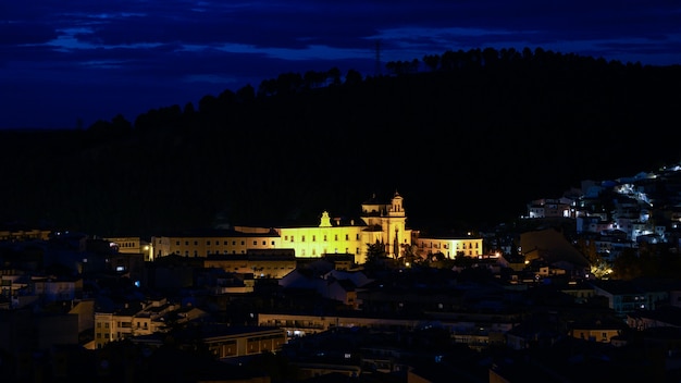 Visão noturna da cidade histórica de cuenca espanha