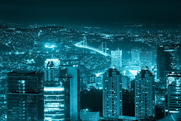 Visão noturna da cidade iluminada azul