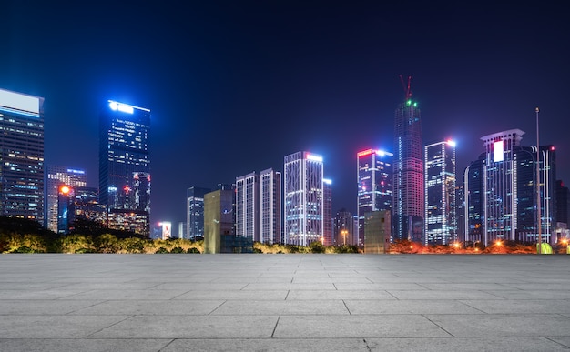 Visão noturna da cidade moderna e paisagem arquitetônica