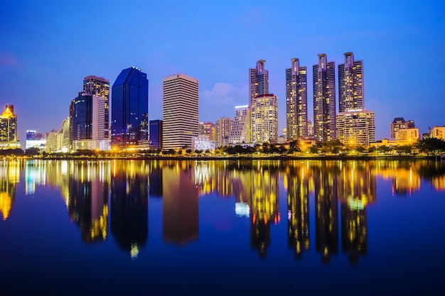 visão noturna da cidade no parque Benjakitti, Bangkok, Tailândia