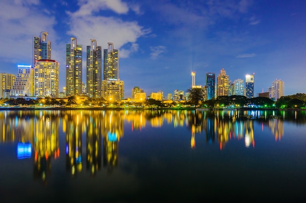 visão noturna da cidade no parque Benjakitti, Bangkok, Tailândia