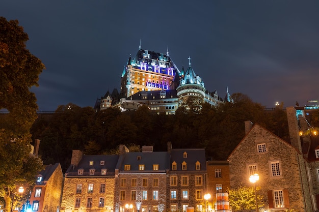 Visão noturna da cidade velha de Quebec no outono