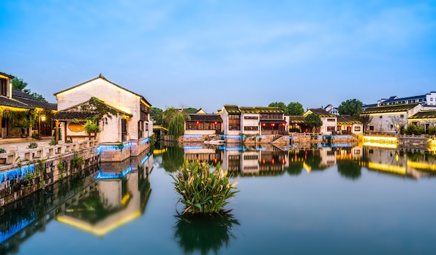 Visão noturna da famosa cidade antiga de Wuxi, China