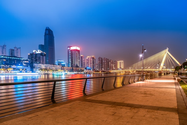 Visão noturna da paisagem arquitetônica do centro da cidade de Ningbo