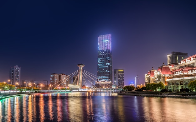 Visão noturna da paisagem de arquitetura urbana em Tianjin, China