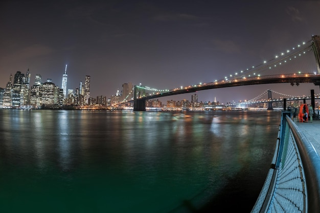 Visão noturna da paisagem urbana de nova york do brooklyn