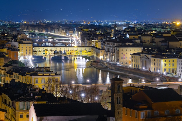 Visão noturna da ponte vecchio ponte rio arno promenade e outras pontes florentianas medievais