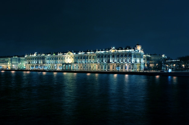 Visão noturna de ano novo do Hermitage em São Petersburgo, Rússia