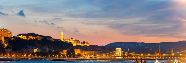 Visão noturna de Budapeste. Exposição longa. Marcos húngaros, Ponte Chain e Palácio Real.