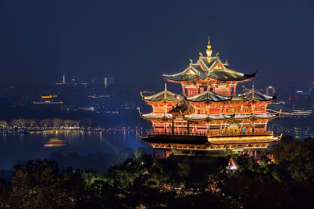 Visão noturna de Cheng Huang Ge iluminado na China