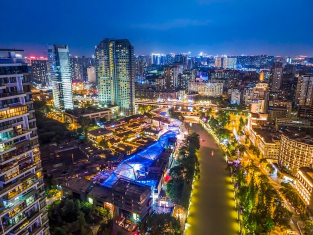 Visão noturna de chengdu jiuyanqiao cbd e arranha-céus modernos.