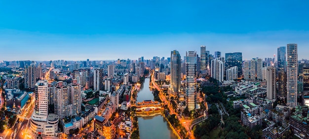 Visão noturna de Chengdu Jiuyanqiao CBD e arranha-céus modernos.