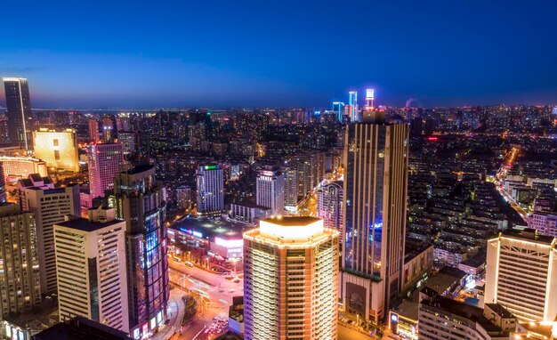 Visão noturna de fotografia aérea de edifícios modernos da cidade em Qingdao, China