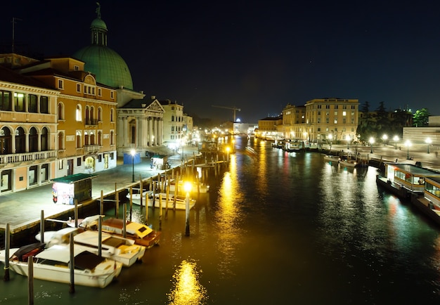 Visão noturna de Grand Canal com reflexo da luz na água, Veneza, Itália.