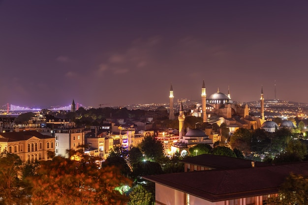 Visão noturna de Istambul na Hagia Sophia, na Ponte do Bósforo e na Torre Galata