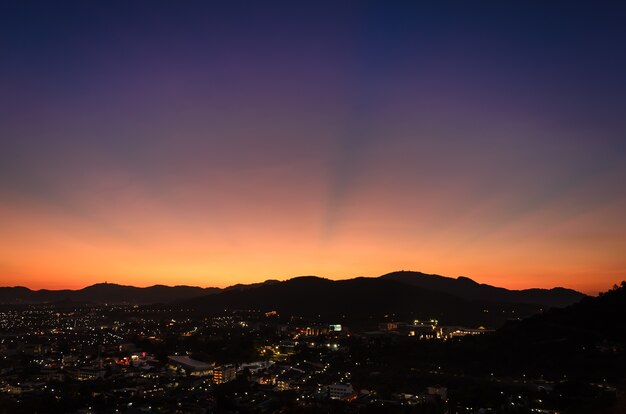 Visão noturna de luzes da cidade para o fundo