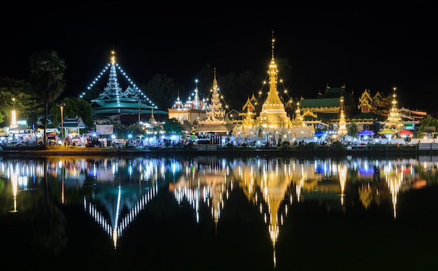 Visão noturna de templos de estilo birmanês em Mae Hong Son, Tailândia