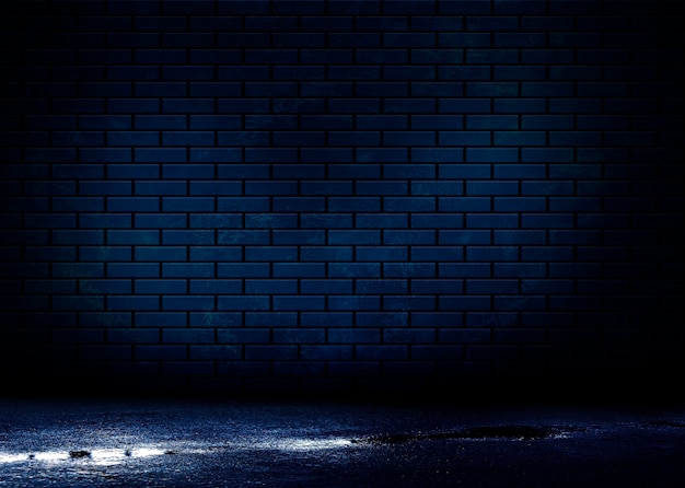 Visão noturna de uma rua escura, projeção abstrata em uma parede vazia.