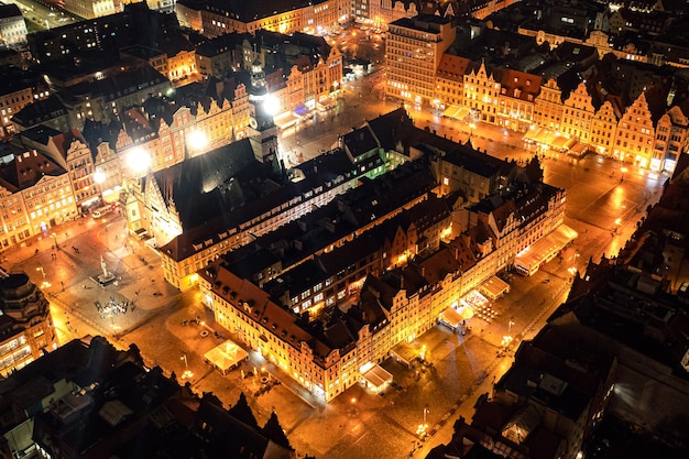 Visão noturna de Wroclaw. Vista aérea da velha cidade europeia à noite