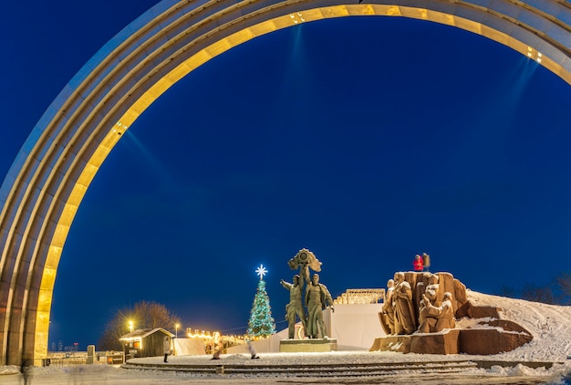 Visão noturna do arco da amizade dos povos em kiev, ucrânia