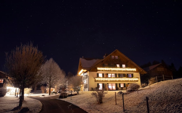 Visão noturna do céu estrelado sobre as casas da aldeia