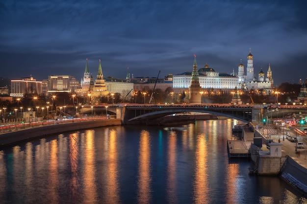 Visão noturna do kremlin de moscou e do rio moskva