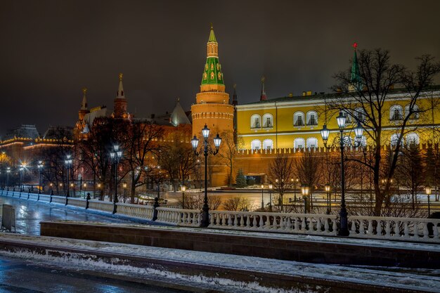 Visão noturna do kremlin e alexander garden moscou rússia