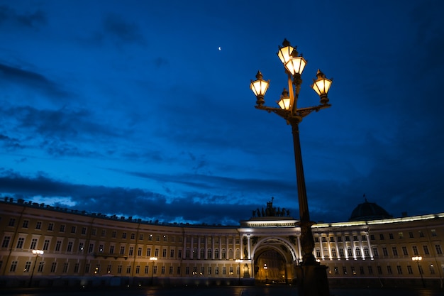 Visão noturna do poste de luz na praça dvortsovaya em são petersburgo