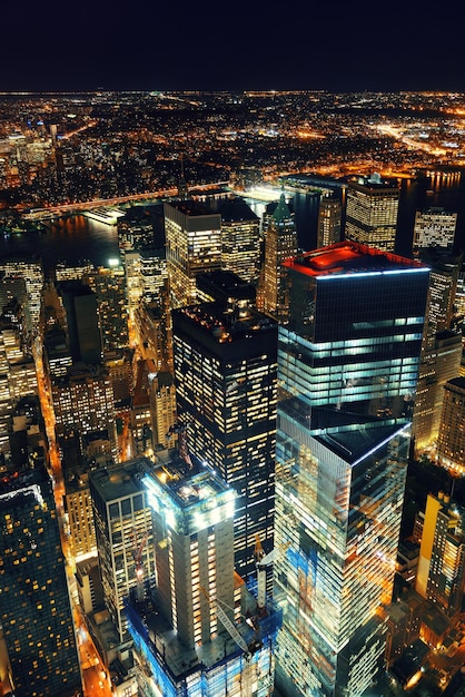 Visão noturna do telhado do centro da cidade de Nova York com arranha-céus urbanos