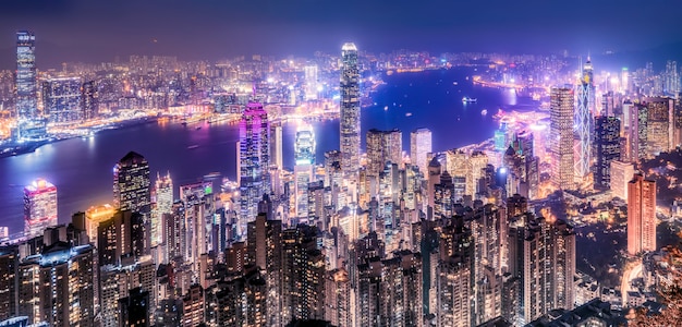 Visão noturna do Victoria Peak em Hong Kong