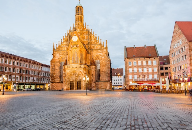 Visão noturna na praça do mercado iluminada com a antiga catedral na cidade de Nurnberg, Alemanha