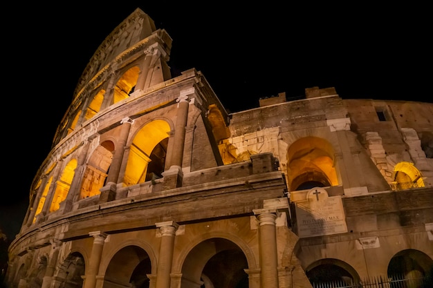 Visão noturna no Coliseu em Roma, Itália