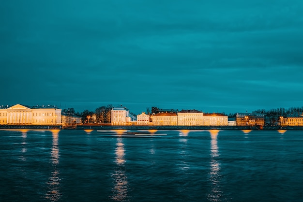 Visão noturna no espeto da ilha vasilievsky. são petersburgo. rússia.