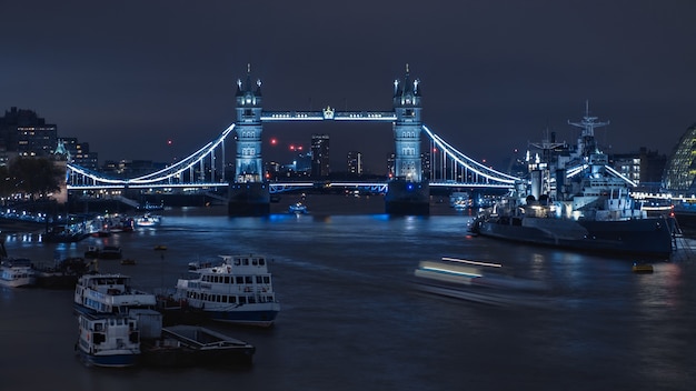 Visão noturna no Rio Tamisa e na Tower Bridge, em Londres