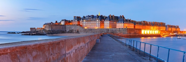 Visão noturna panorâmica da cidade murada saintmalo com a famosa cidade portuária da catedral de st vincent de privatee