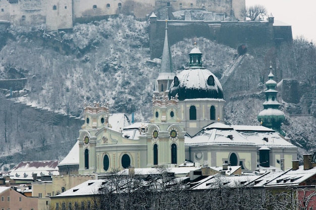 Foto visão nublada do inverno salzburg à tarde.