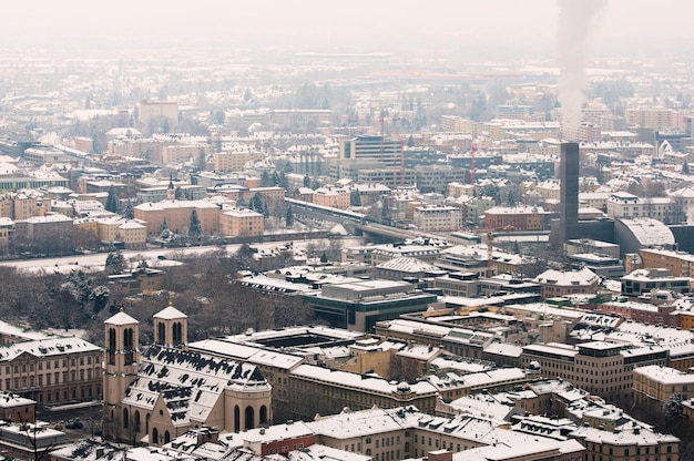 Foto visão nublada do inverno salzburg à tarde.