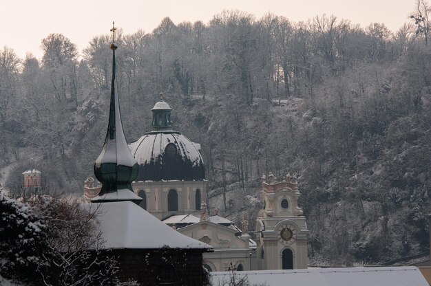 Visão nublada do inverno Salzburg à tarde.