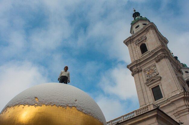 Foto visão nublada do inverno salzburg à tarde.