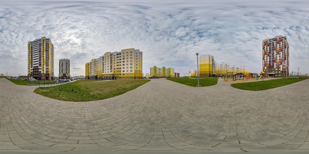 Visão panorâmica 360 hdri com arranha-céus em novo complexo residencial moderno com arranha-céus na cidade com céu nublado em projeção esférica equiretangular pronta AR VR conteúdo de realidade virtual