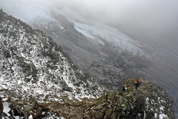 Visão panorâmica de caminhantes na cordilheira coberta de neve