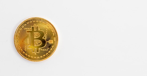 Visão próxima da criptomoeda bitcoin em fundo branco