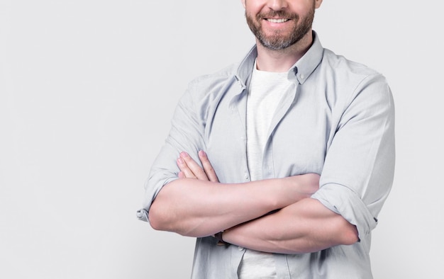 visão recortada de homem casual caucasiano com restolho em estúdio foto de homem caucasiano vestindo casual homem caucasiano vestindo camisa casual homem caucasiano em estilo casual isolado em fundo cinza