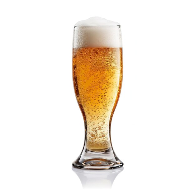 Foto visão refrescante de um copo de cerveja resfriado isolado em fundo branco