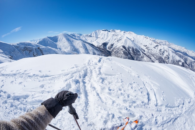 Visão subjetiva do esquiador alpin na encosta nevada, pronta para começar a esquiar.