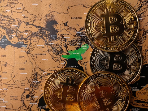 Visão superior da moeda digital bitcoin dourado com fundo do mapa do paquistão