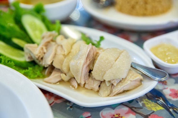 Visão superior do arroz de frango Hainanese estilo comida tailandesa ou foco seletivo de arroz de frango cozido no vapor