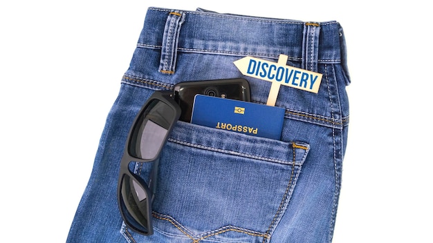 Visão superior do conceito de viagem estilo de vida masculino casual e acessórios, como jeans de óculos de passaporte em fundo branco